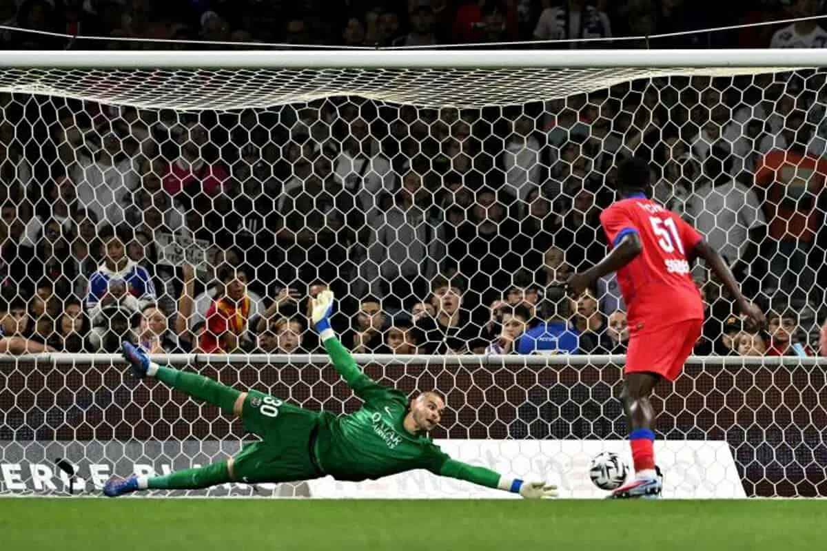 La presse française juge Lucas Chevalier après Toulouse - PSG