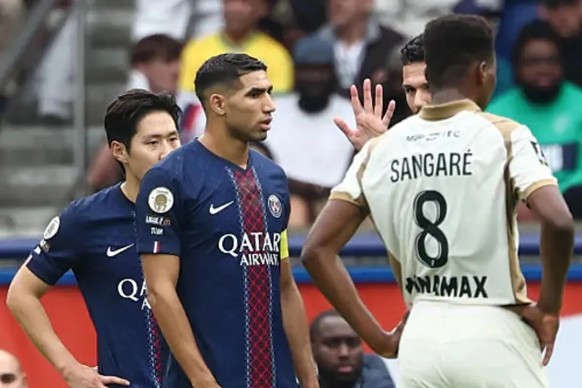 Joueur du PSG en pleine confrontation lors d'un match de football.